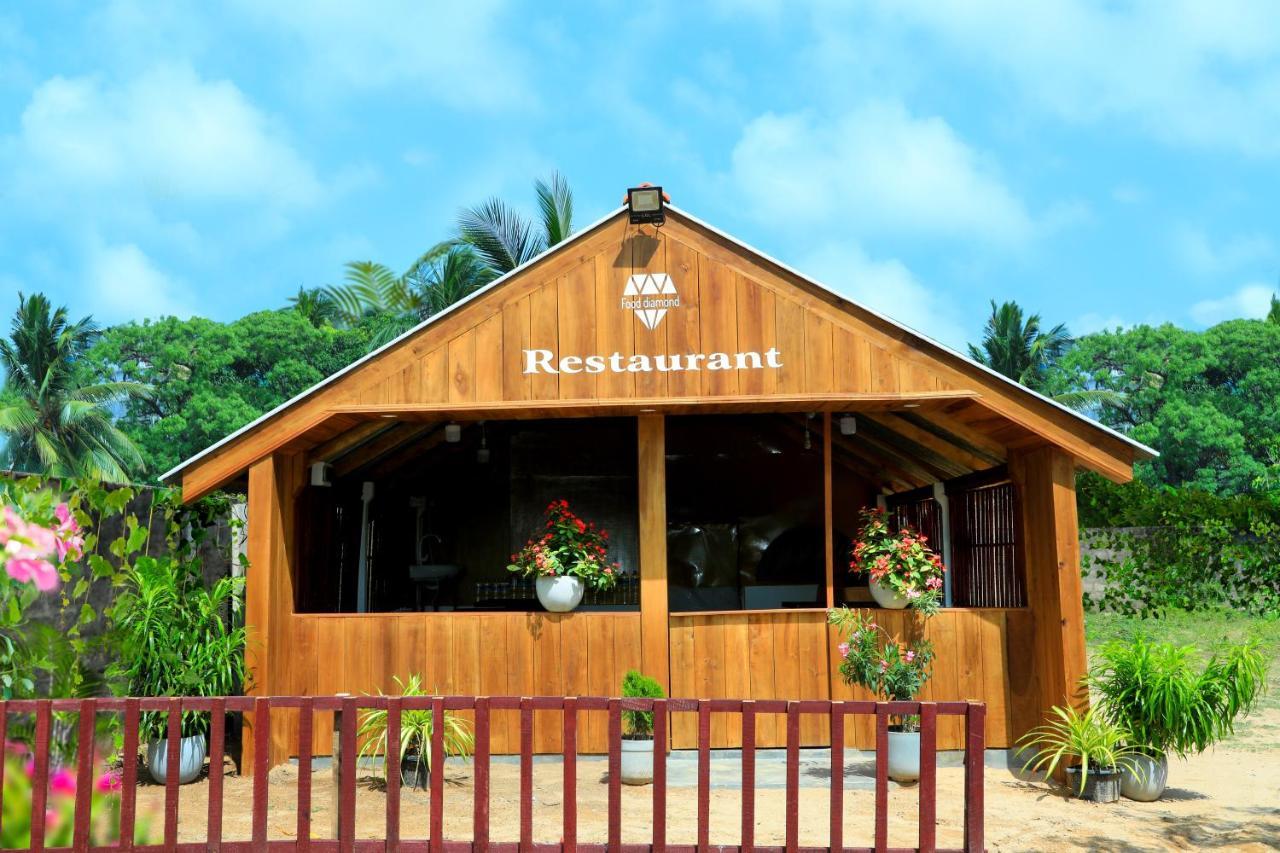 Blue Diamond Hotel & Restaurant Trincomalee Exteriör bild