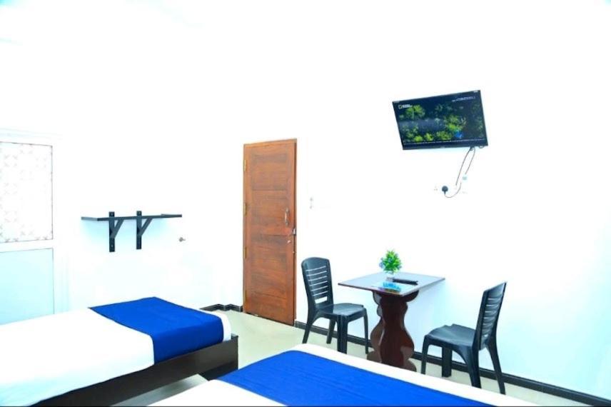 Blue Diamond Hotel & Restaurant Trincomalee Exteriör bild